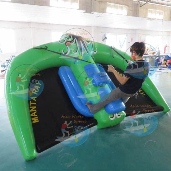 Cố gắng lái tàu thủy bơm hơi Manta Ray
